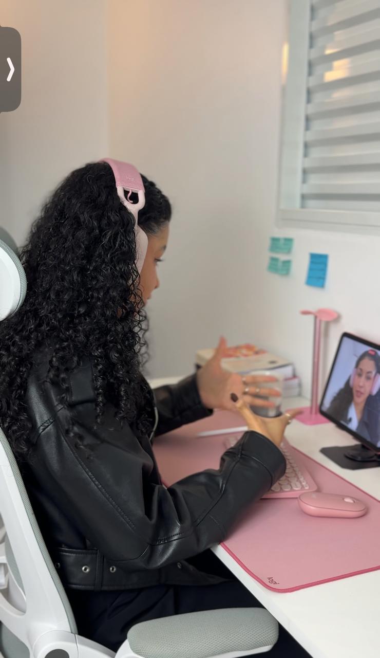 Alana Brígida em sua mesa de trabalho durante uma sessão de criação de conteúdo.
