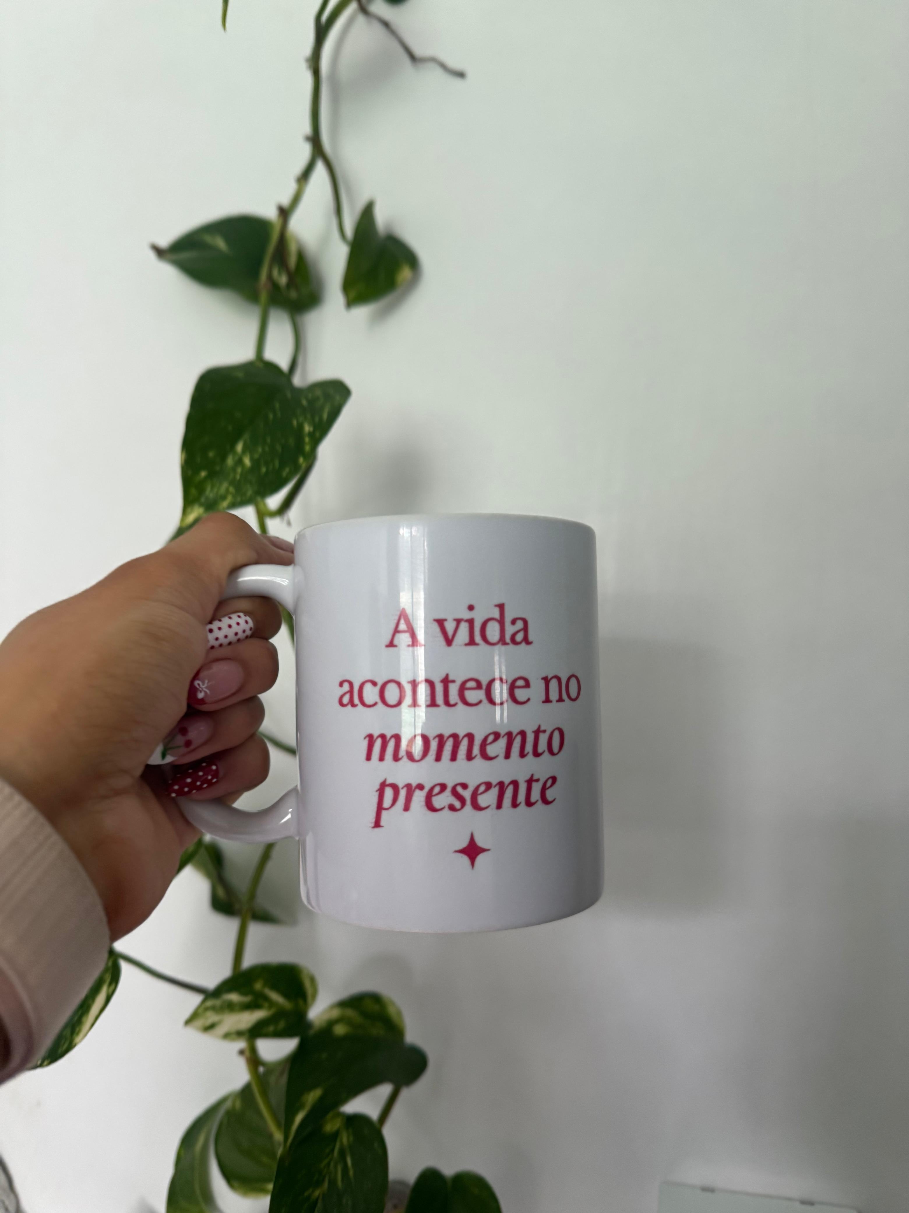 Caneca com a frase A vida acontece no momento presente.