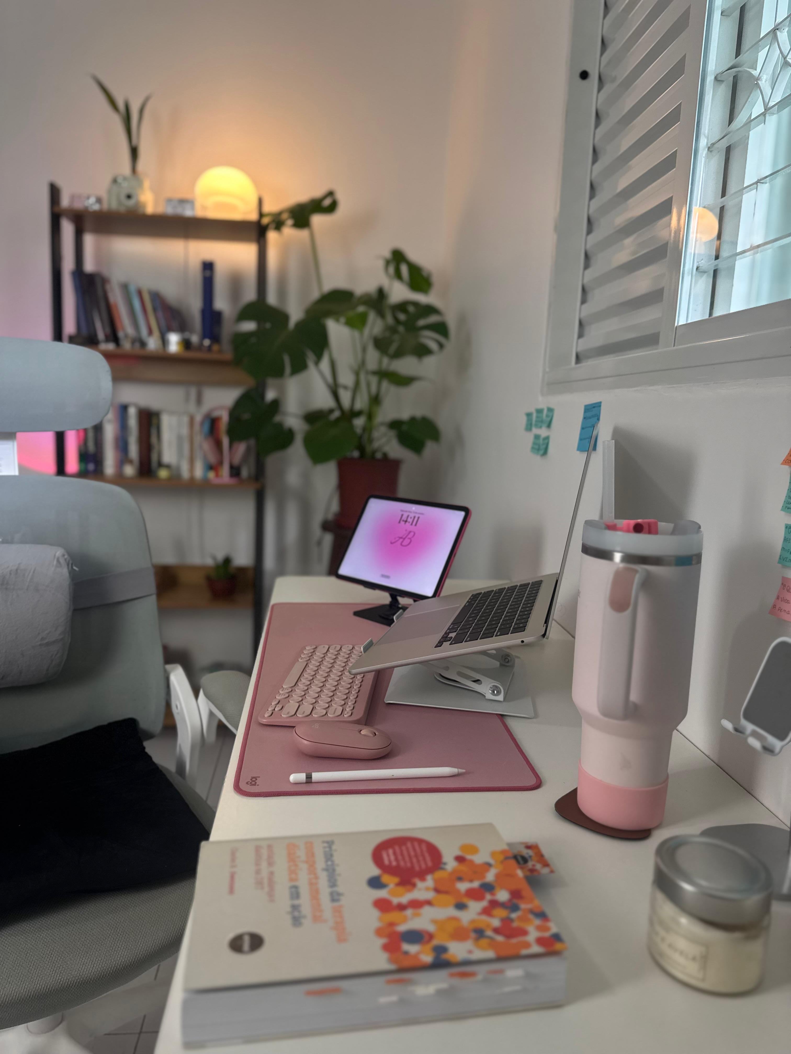 Ambiente de trabalho com notebook, tablet e mesa organizada.