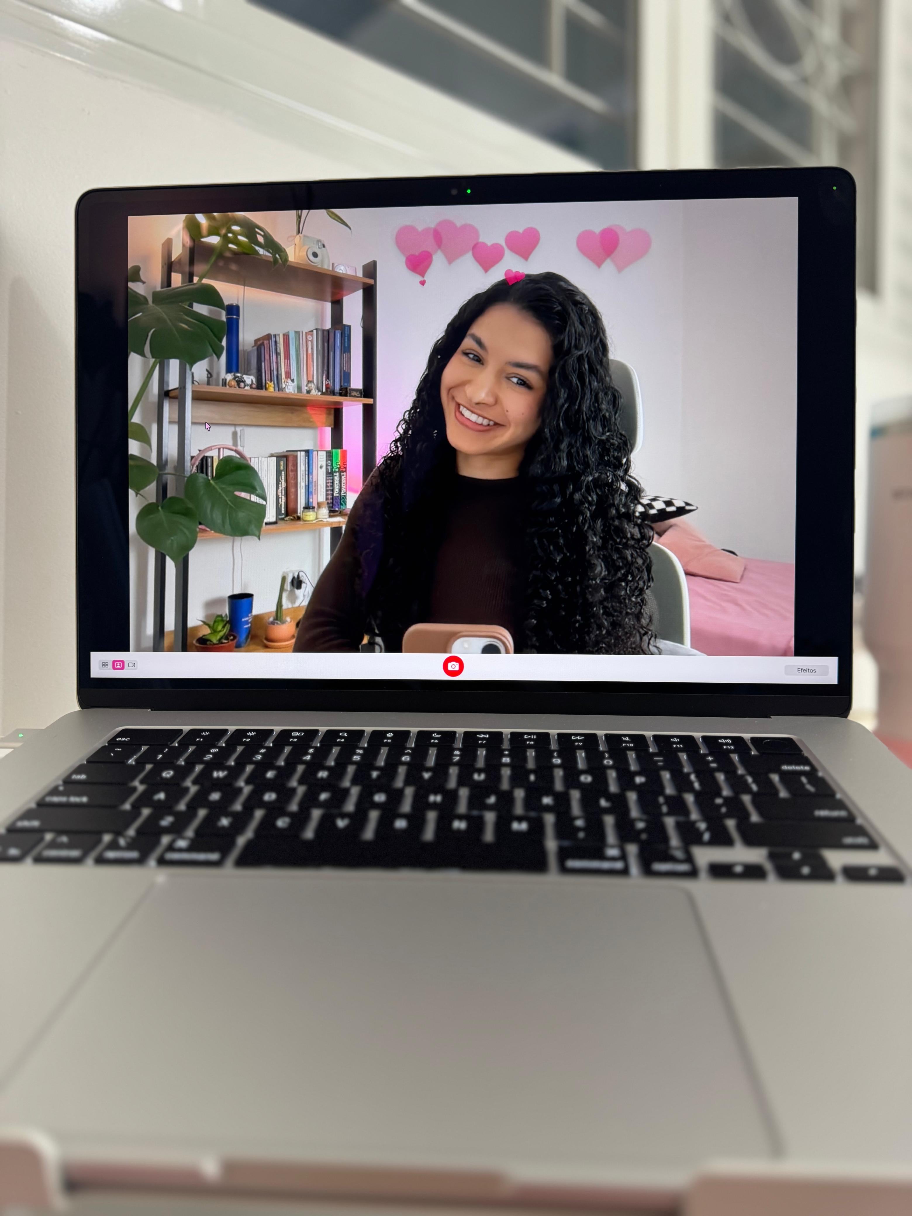 Atendimento on-line exibido na tela do notebook.